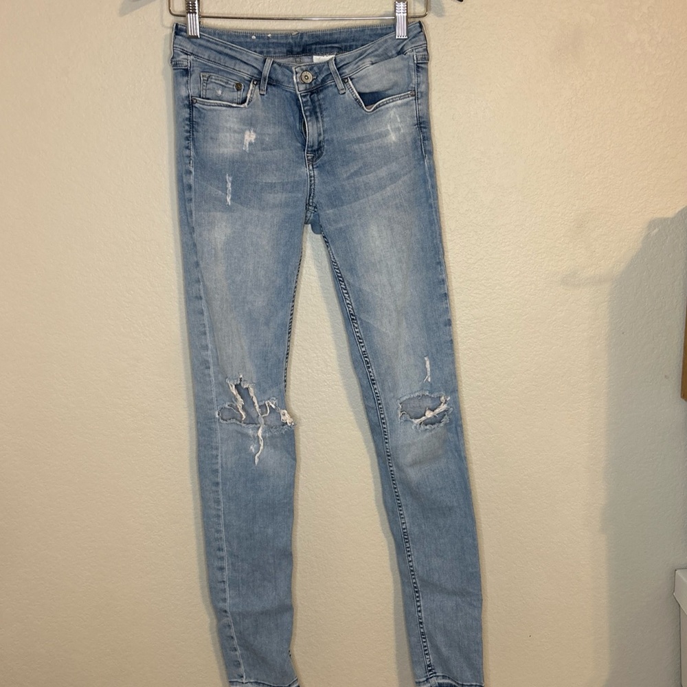 H&M &DENIM Women’s Size 28 Low Waist Skinny Jeans Distressed Blue Denim Raw Hem